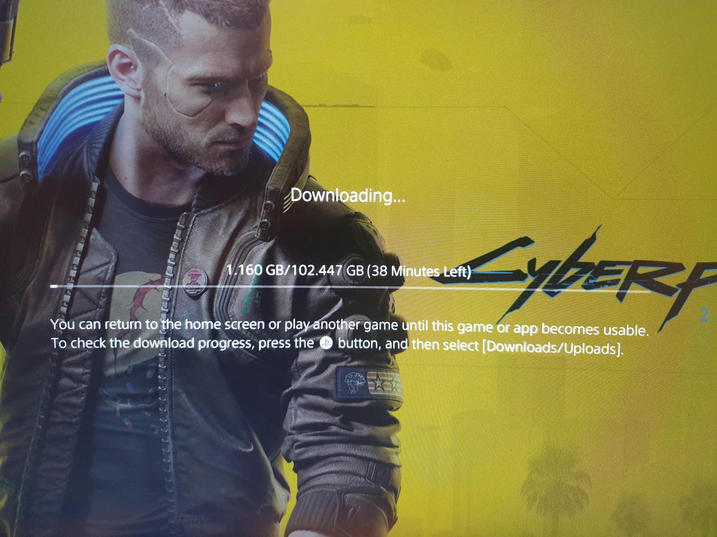 Obrázek stahování Cyberpunk 2077 v PS4 verzi na konzoli PS5.